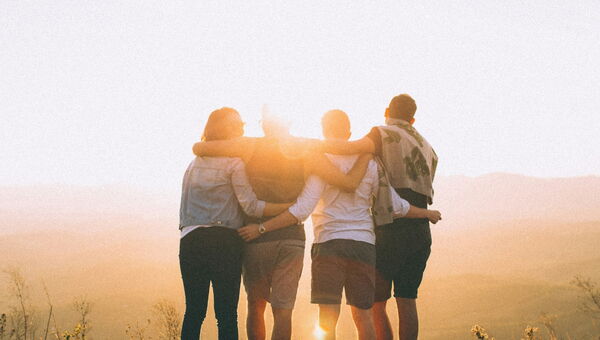 Gemeinsam meditieren ᐅ Achtsamkeit praktizieren • MBSR • Samstags • Online • Mit den Lehrenden vom CFM • Kostenlos ✓ Jetzt CFM Angebote entdecken.